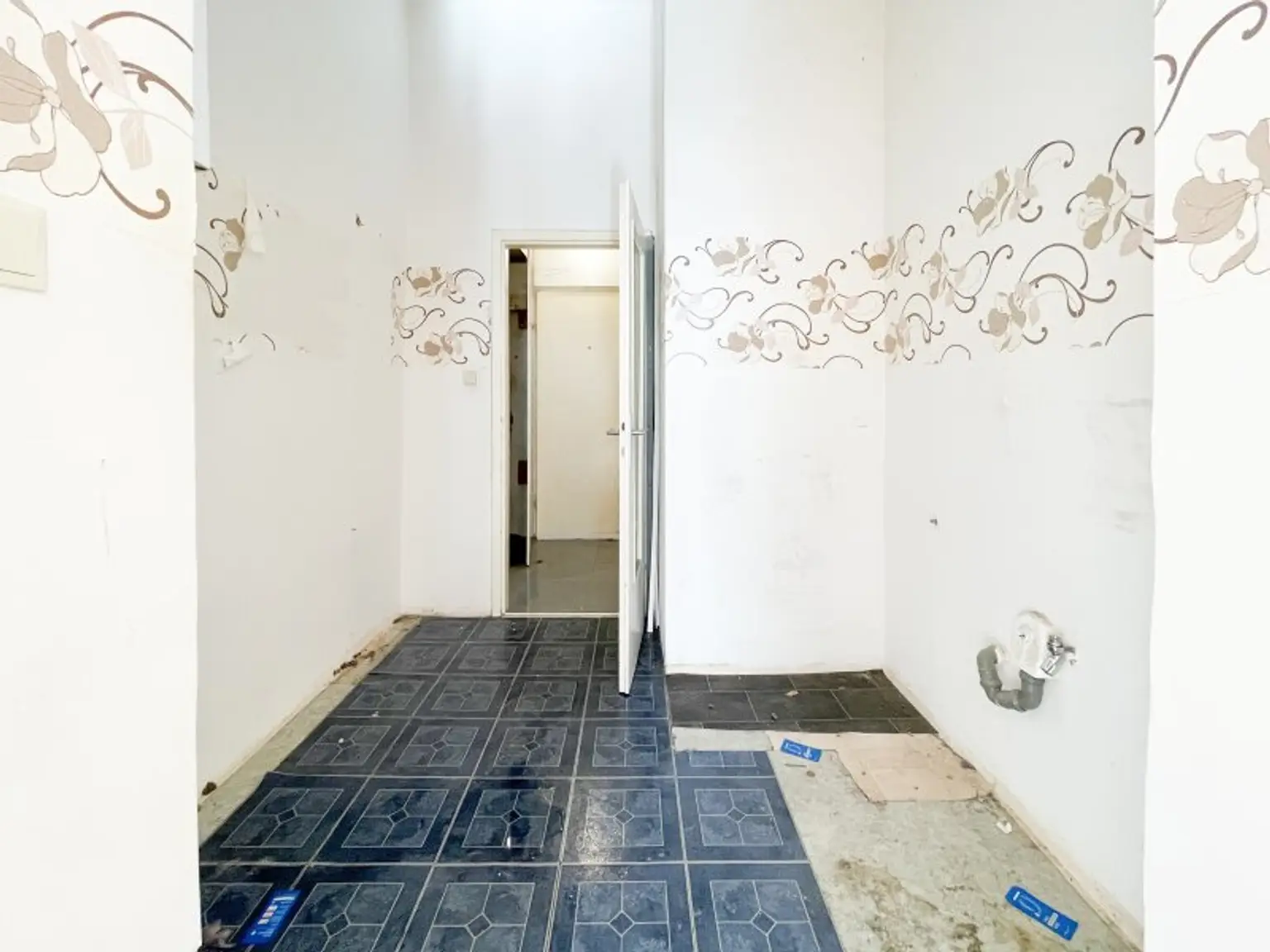 NÄHE AUGARTEN: 2,5-Zimmer-Altbauwohnung mit großem Gestaltungspotenzial beim Wallensteinplatz