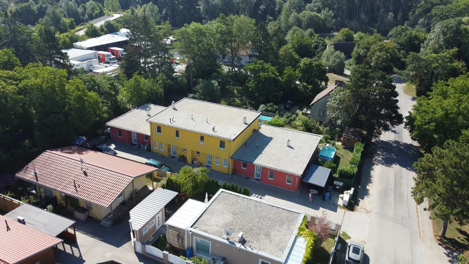 Charmantes Reihenhaus mit Gartenidylle und Terrasse und Parkplatz