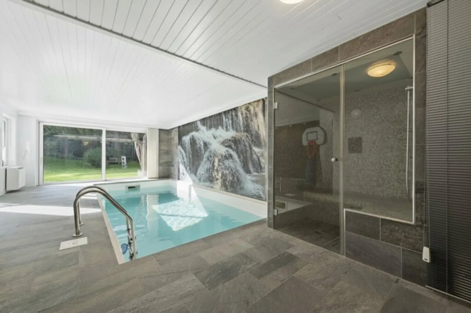 Exklusive Villa mit Nebengebäude in Gießhübl – Wohnen, Arbeiten & Wellness in Premiumlage