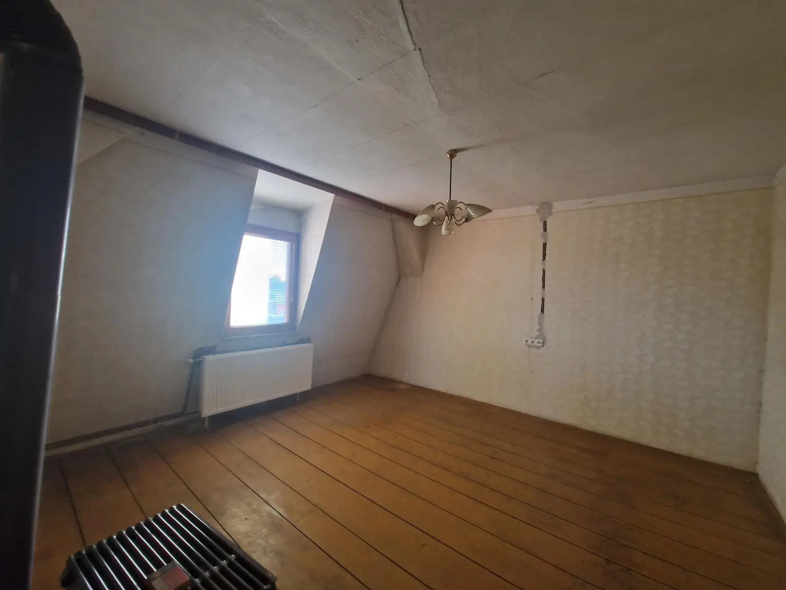 SANIERUNGSBEDÜRFTIGES LANDHAUS MIT TRAUMHAFTEM GARTEN SAMT ALTBAUMBESTAND IN ALLERBESTER WOHN- UND ZENTRUMSLAGE VON KIRCHBERG AM WAGRAM