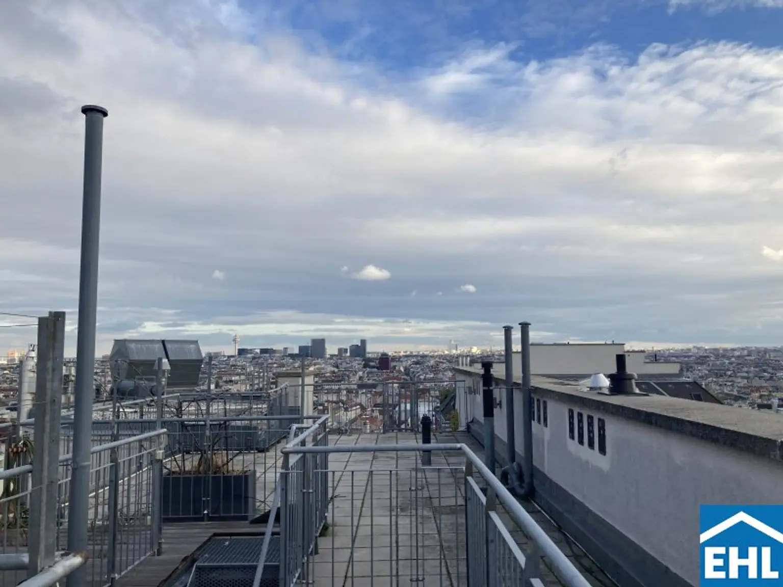 Großzügige 2-Zimmerwohnung mit 85 m² Dachterrasse direkt an der Mariahilfer Straße!