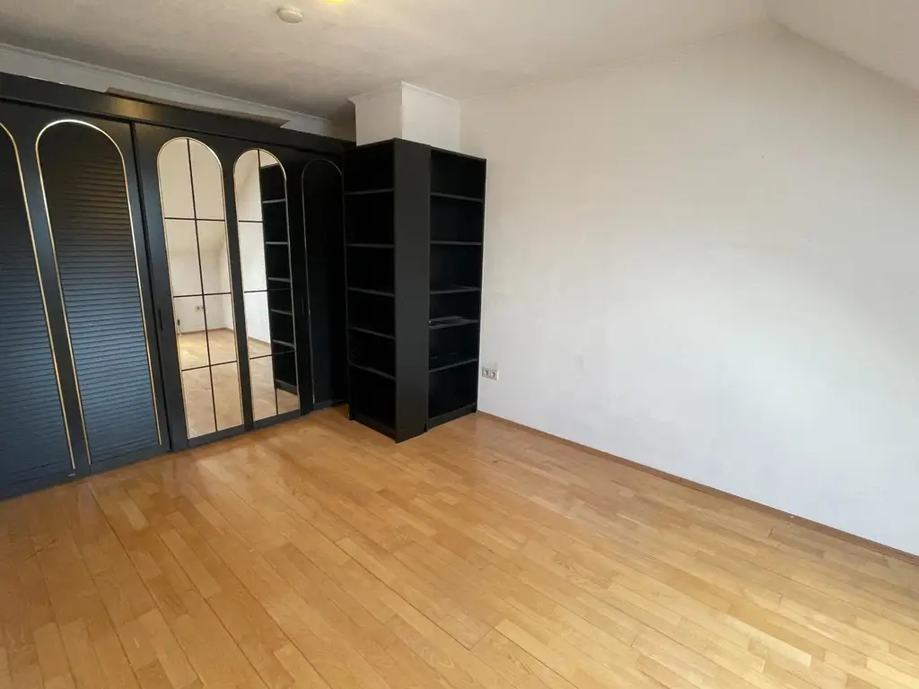 Miete: 2-Zimmer-Dachgeschosswohnung mit guter Anbindung