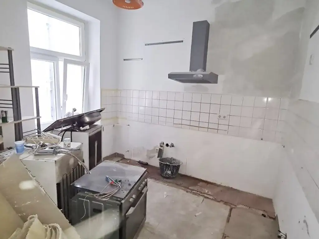 SEEGASSE, ERSTBEZUG, unbefristete 73 m2 Altbau, Wohnküche, 2 Zimmer, Duschbad, Parketten, Hofruhelage, U4-Nähe