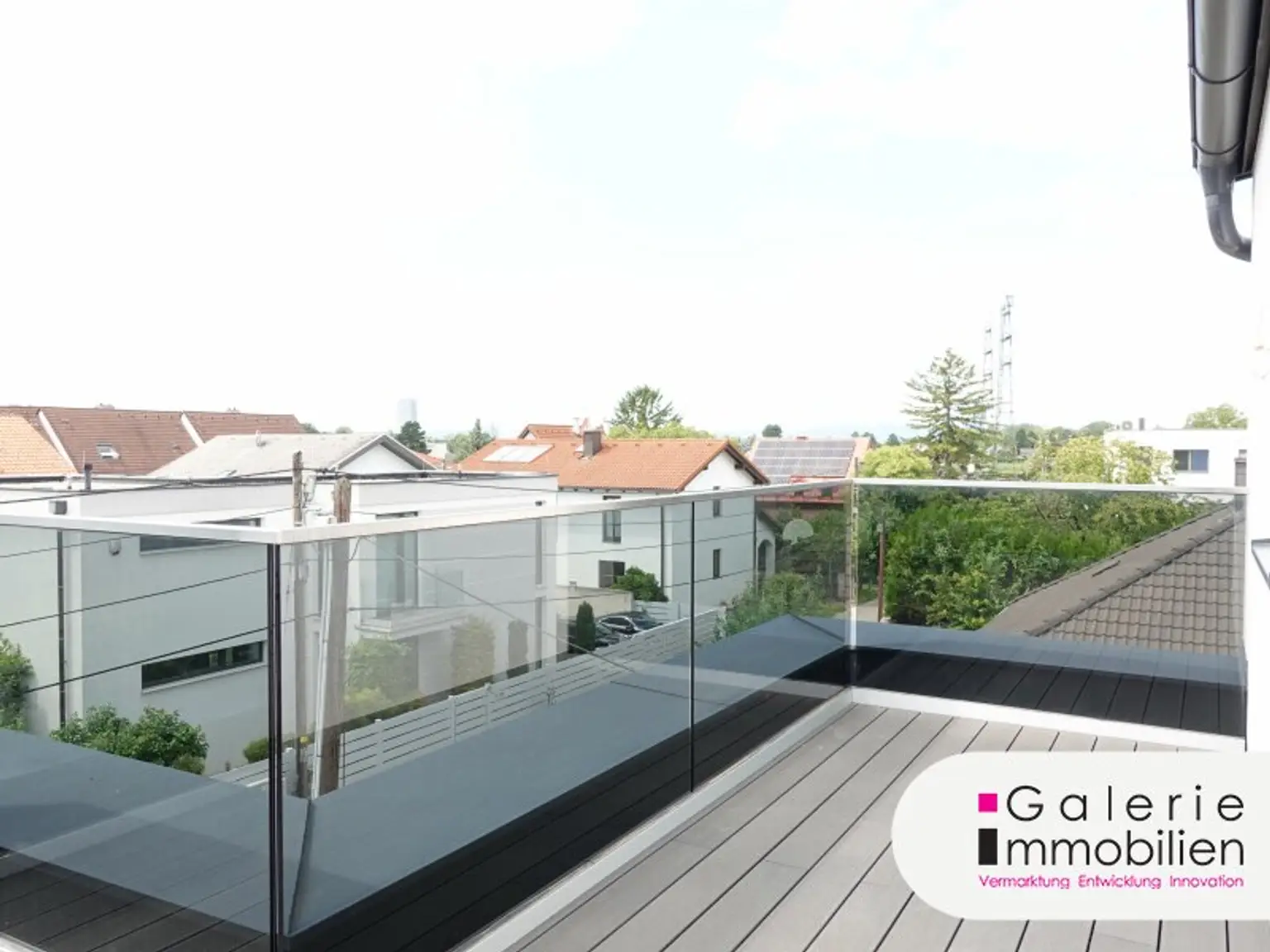 Erstbezug: Sehr schöne, helle und ruhige Doppelhaushälfte (links) mit 4 Zimmern, Eigengarten und Panoramablick-Dachterrasse!