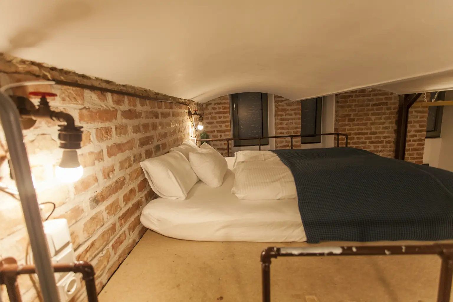 Moderne Souterrain Loft im Altbaustil ~ Kompakt eingerichtet ~ AKH Nähe ~ Gute öffentliche Anbindungen
