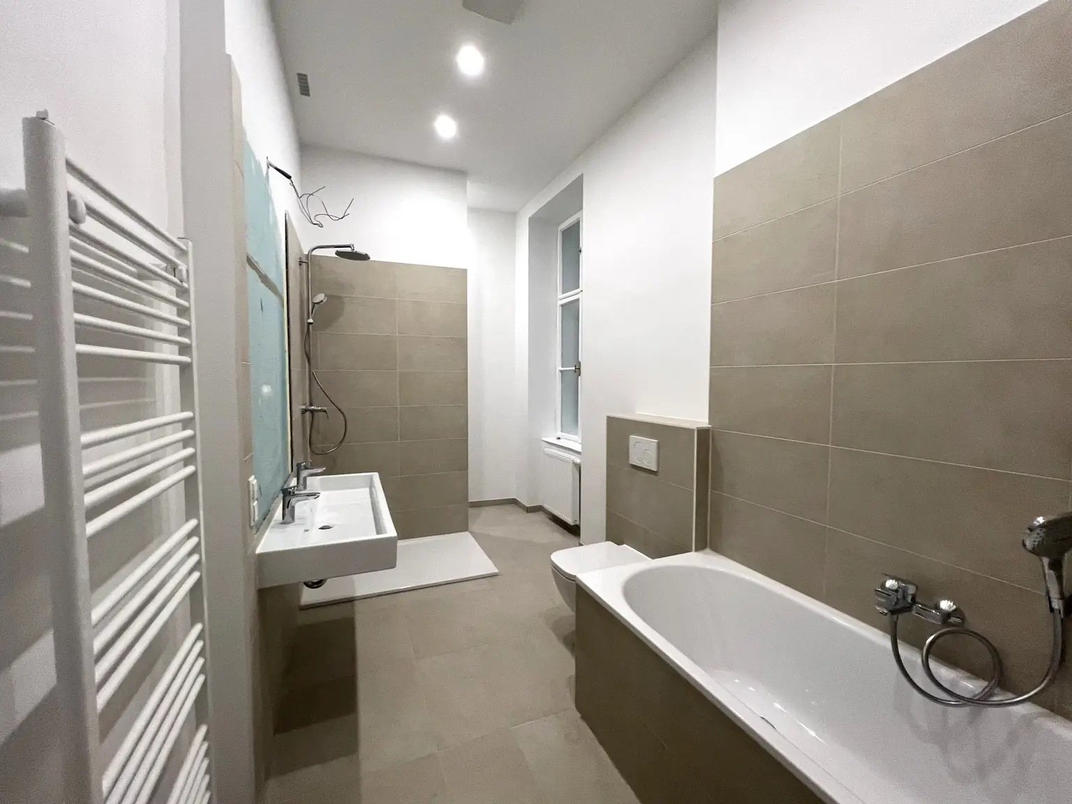 UNBEFRISTET: Generalsanierte 5-Zimmer-Altbauwohnung mit kleinem Balkon in der Innenstadt