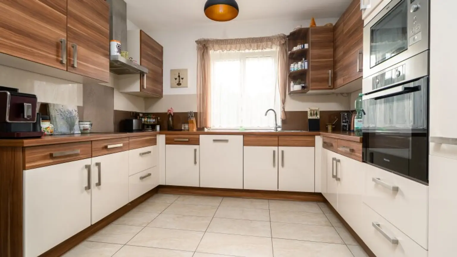 ! "take your bags and move in" ! 4,5 Zimmer, Terrasse, Garage & Pool! Grünruhelage!
