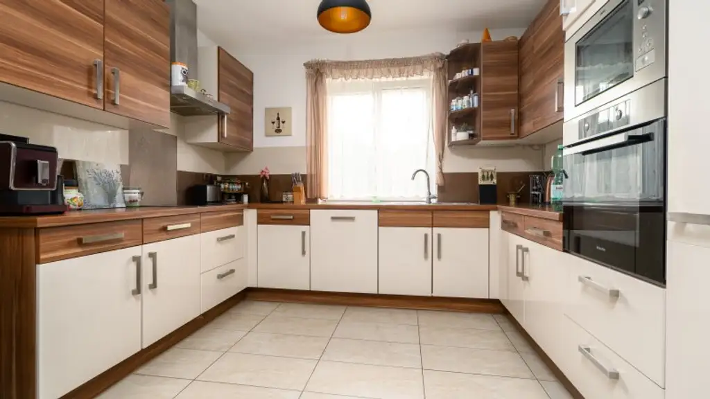 ! "take your bags and move in" ! 4,5 Zimmer, Terrasse, Garage & Pool! Grünruhelage!