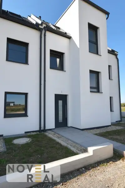 SCHLÜSSELFERTIGES ECKREIHENHAUS - 136 m² - ZIEGELMASSIV - AUF EIGENGRUND - UNVERBAUTER FERNBLICK