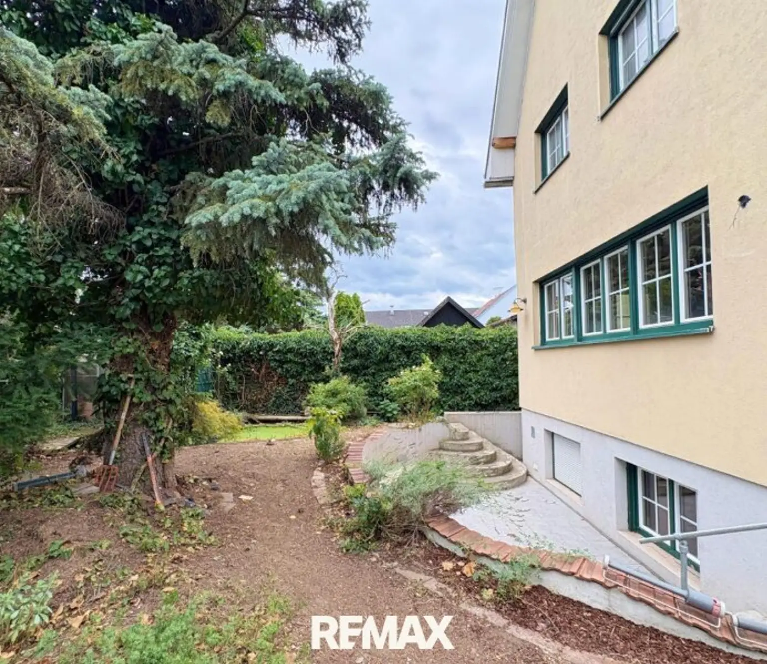 03. Haus Gartenansicht Terrasse