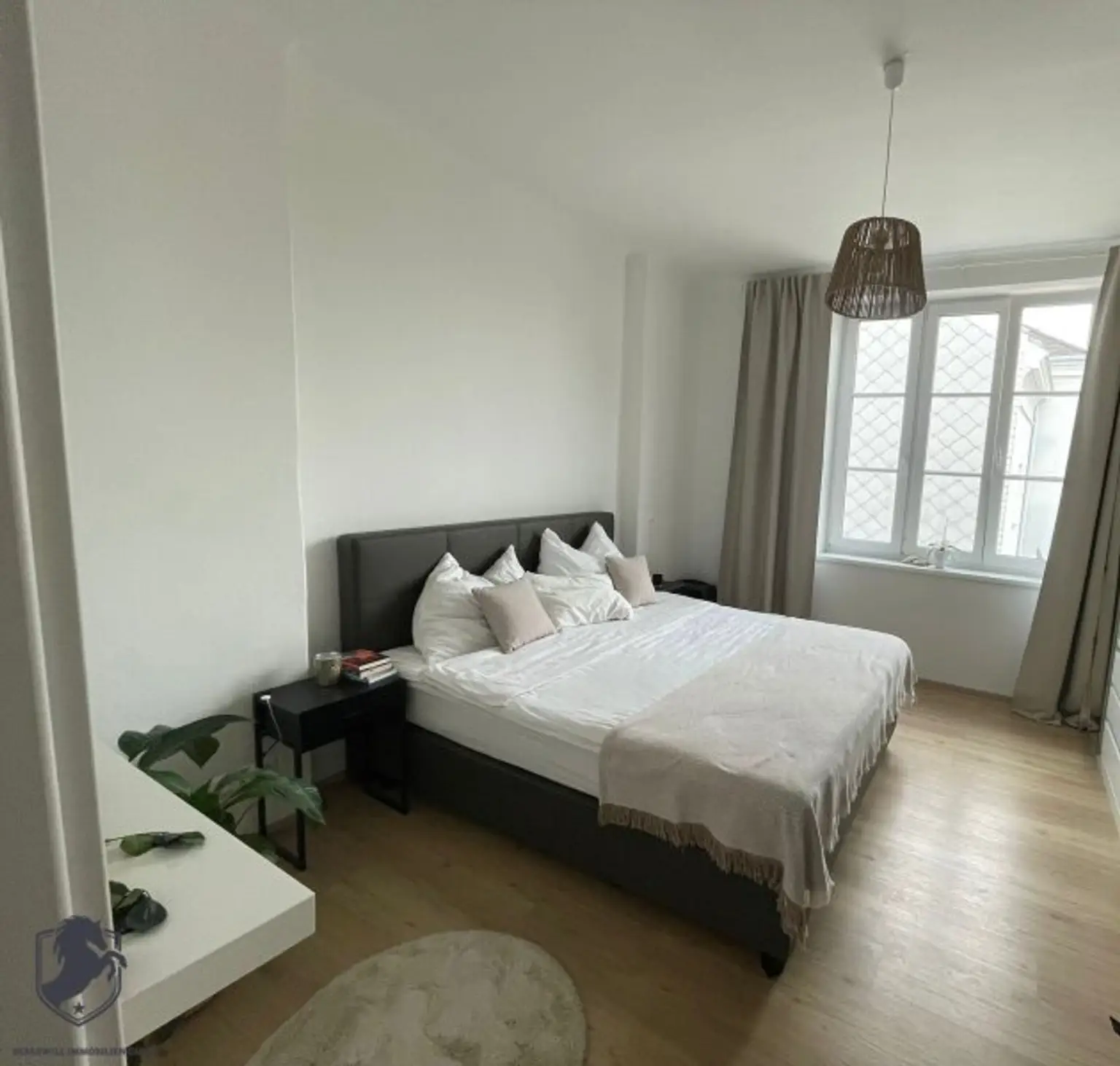 Außergewöhnliche Villa mit drei Wohneinheiten, Gewerbeeinheit & teilbarem Grundstück