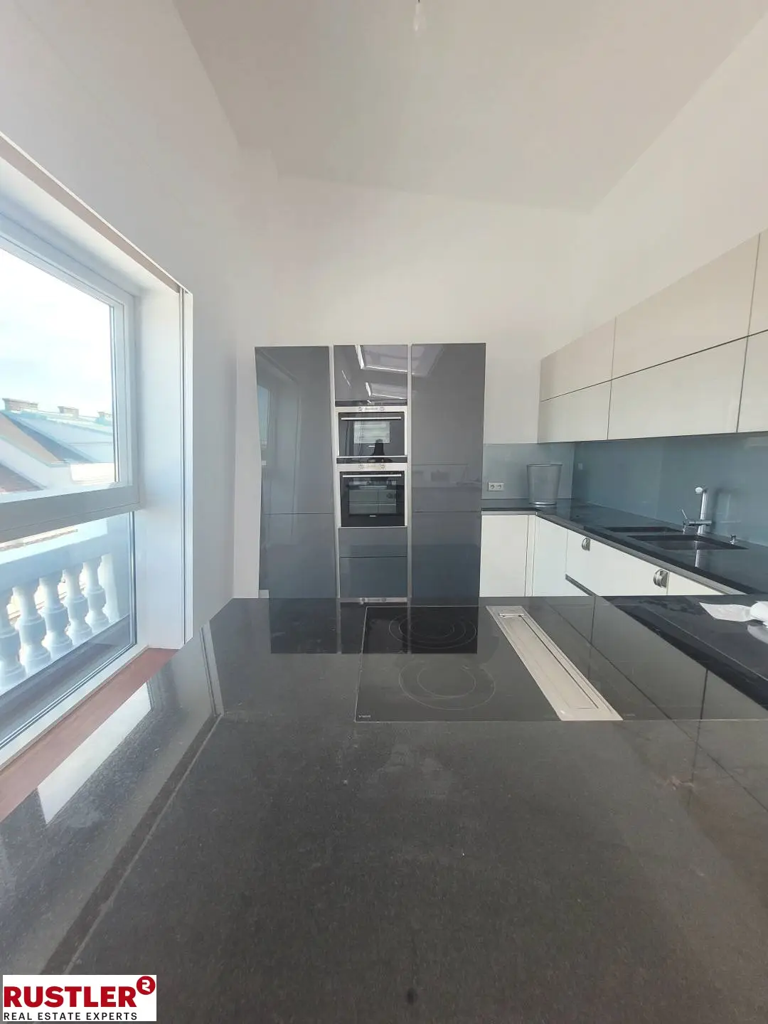 TRAUMHAFTE DG-WOHNUNG MIT BLICK AUF DIE KARLSKIRCHE!