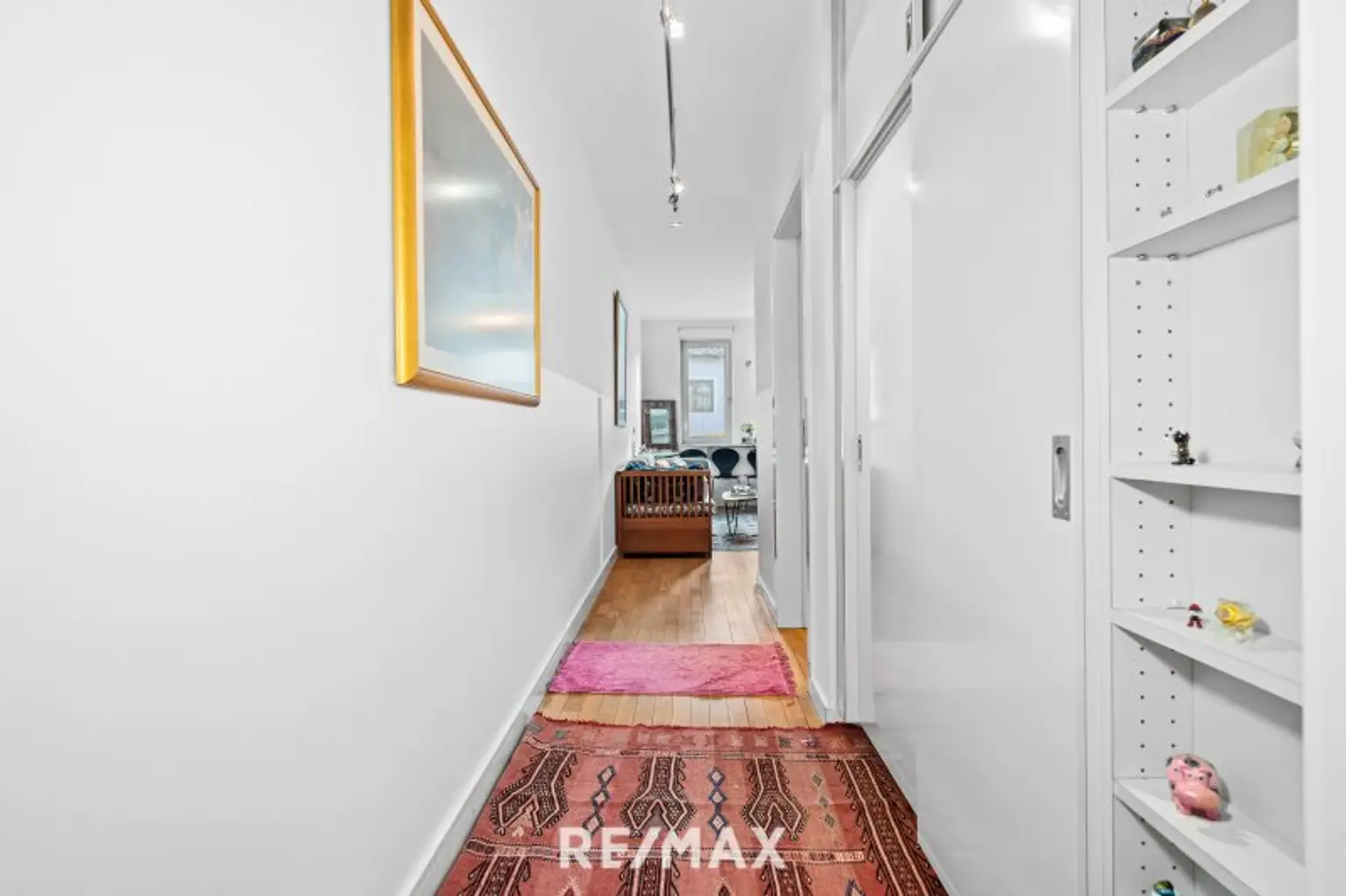 Flur mit Garderobe, Aufzug zu Zimmer 1+2  -EG