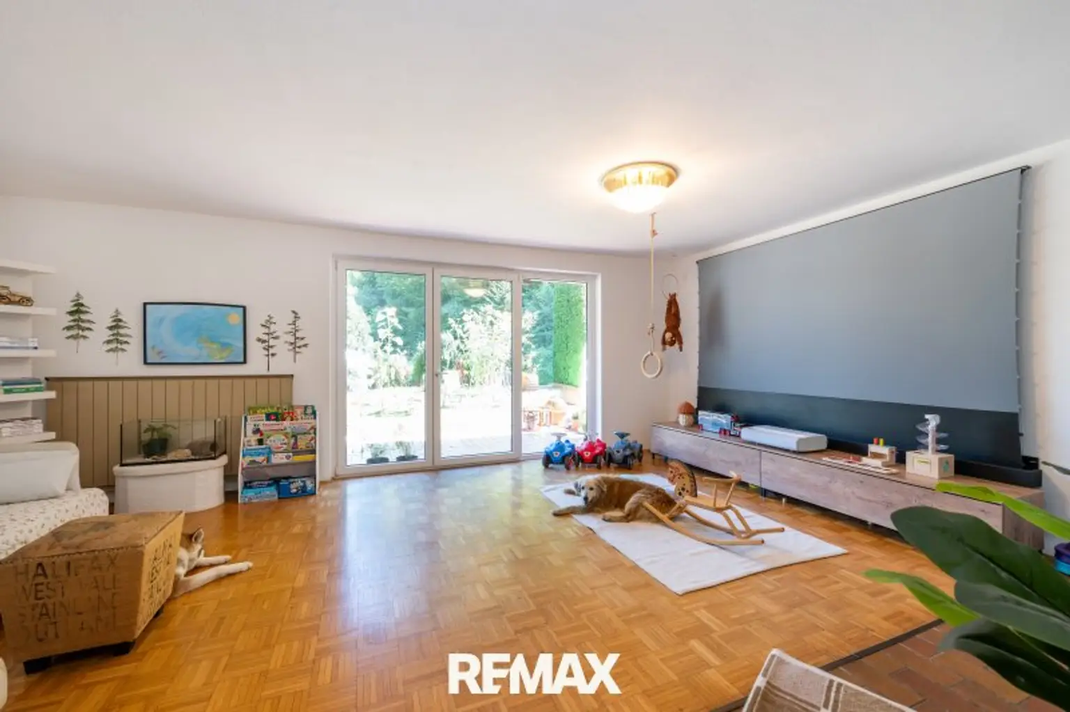 Wohnzimmer mit Ausgang auf die Terrasse