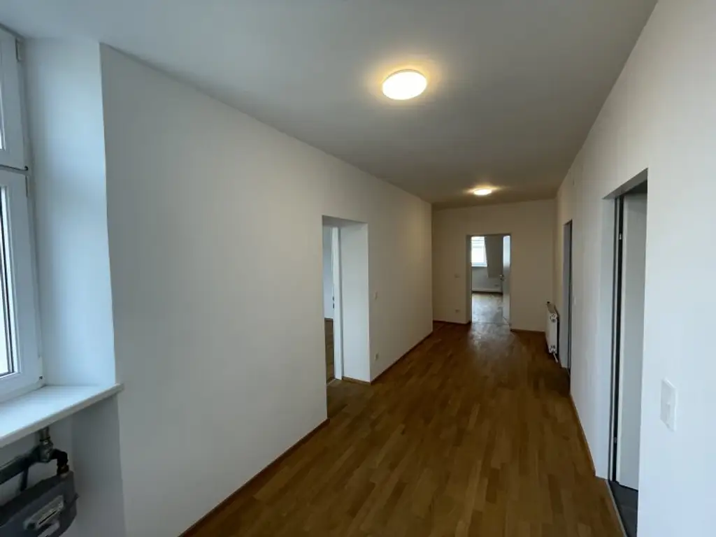 LOFTARTIGE DACHGESCHOSS-WOHNUNG -- 5 ZIMMER -- BALKON/RUHELAGE/KLIMA/U-BAHN -- UNBEFRISTET!