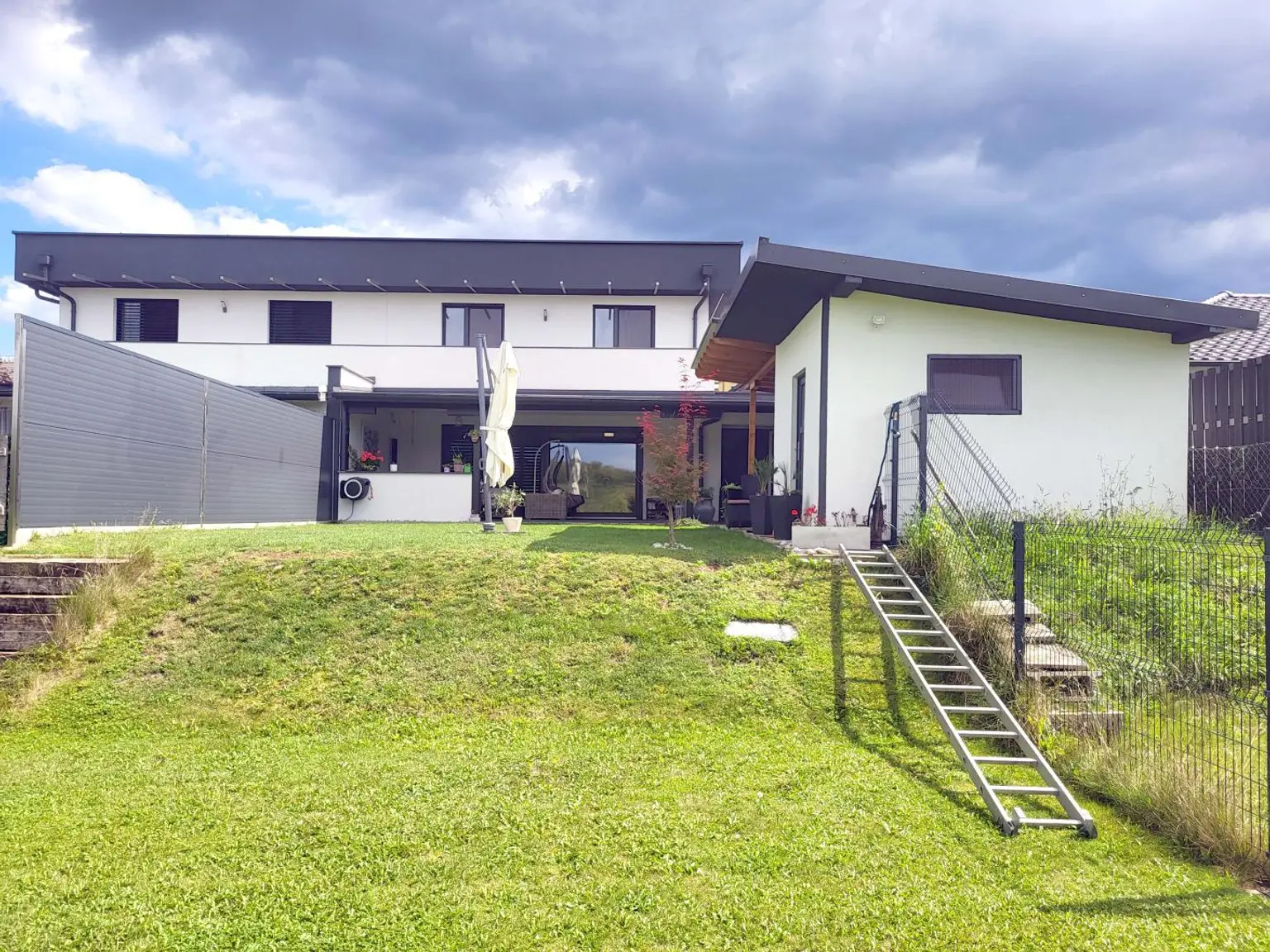 Ihr neues Zuhause: moderne Doppelhaushälfte auf großem Grundstück