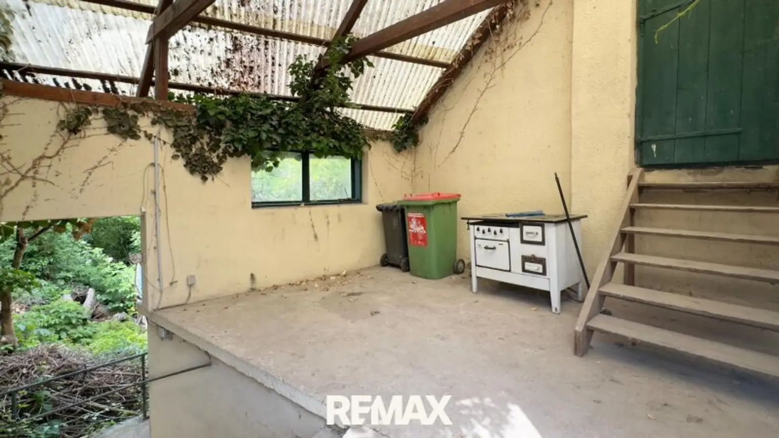 Eingang an der Straße