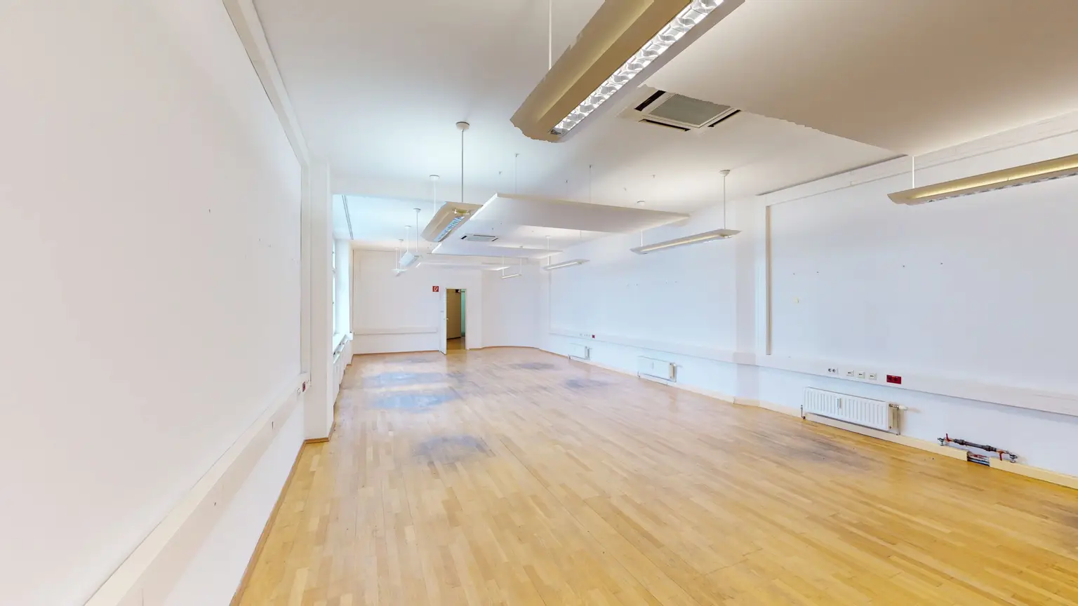 Helle Bürofläche | 5 Zimmer | Klimaanlage | 1. Liftstock | Mariahilf – Erweiterungsmöglichkeit bis ca. 1100 m²