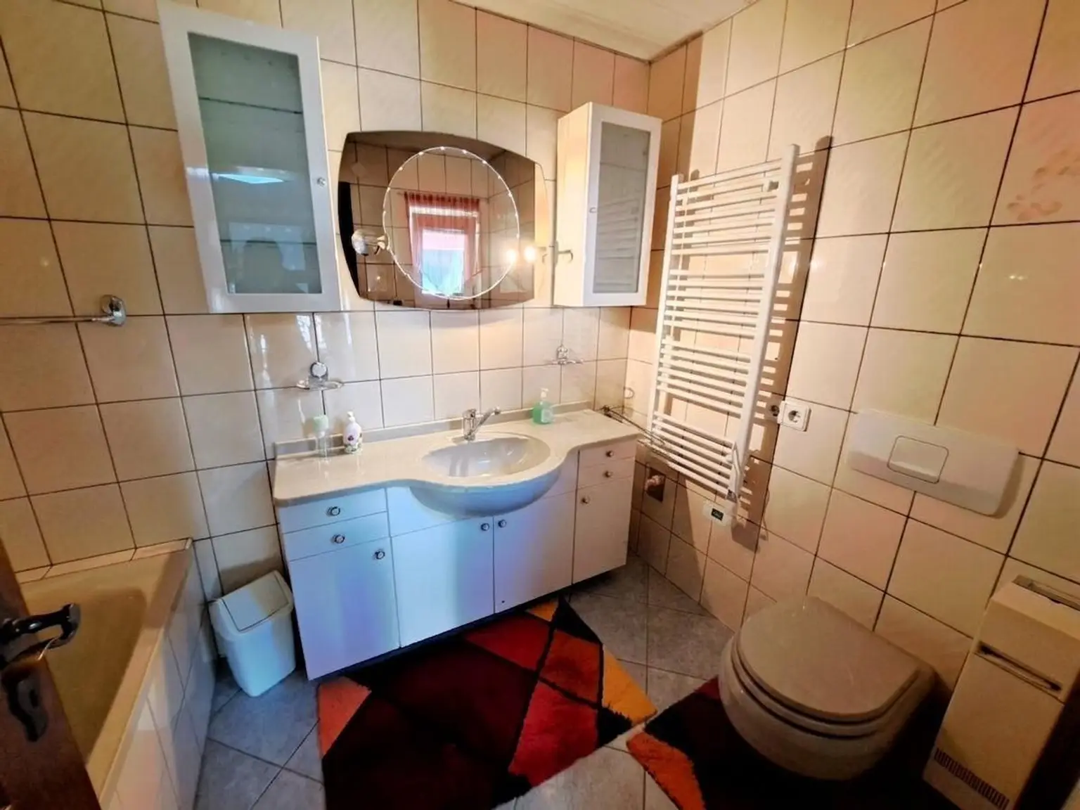 OG-Wohnung - Badezimmer mit Wanne und WC
