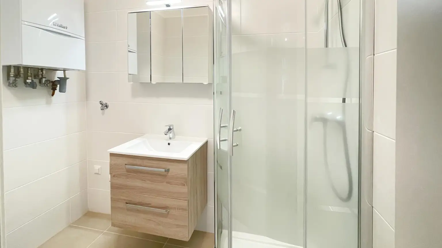 3 Zimmer mit Balkon, komplett neues Bad und WC