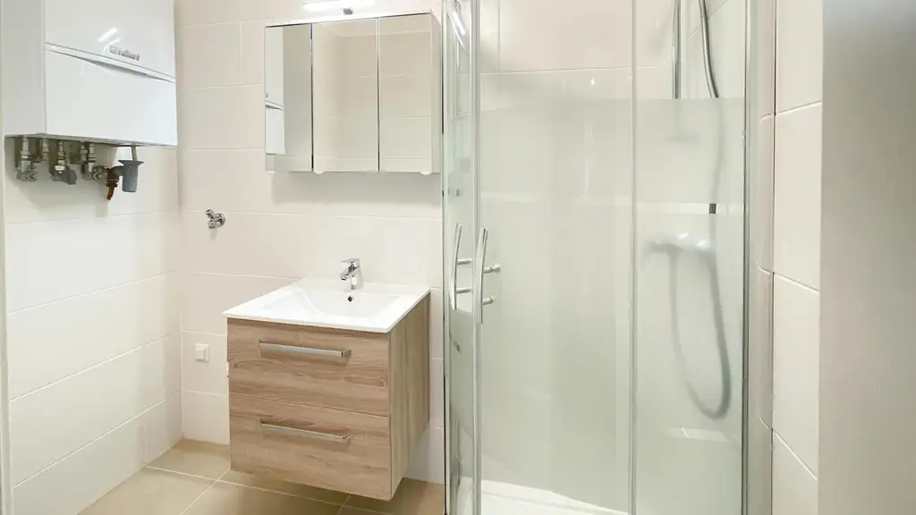 3 Zimmer mit Balkon, komplett neues Bad und WC