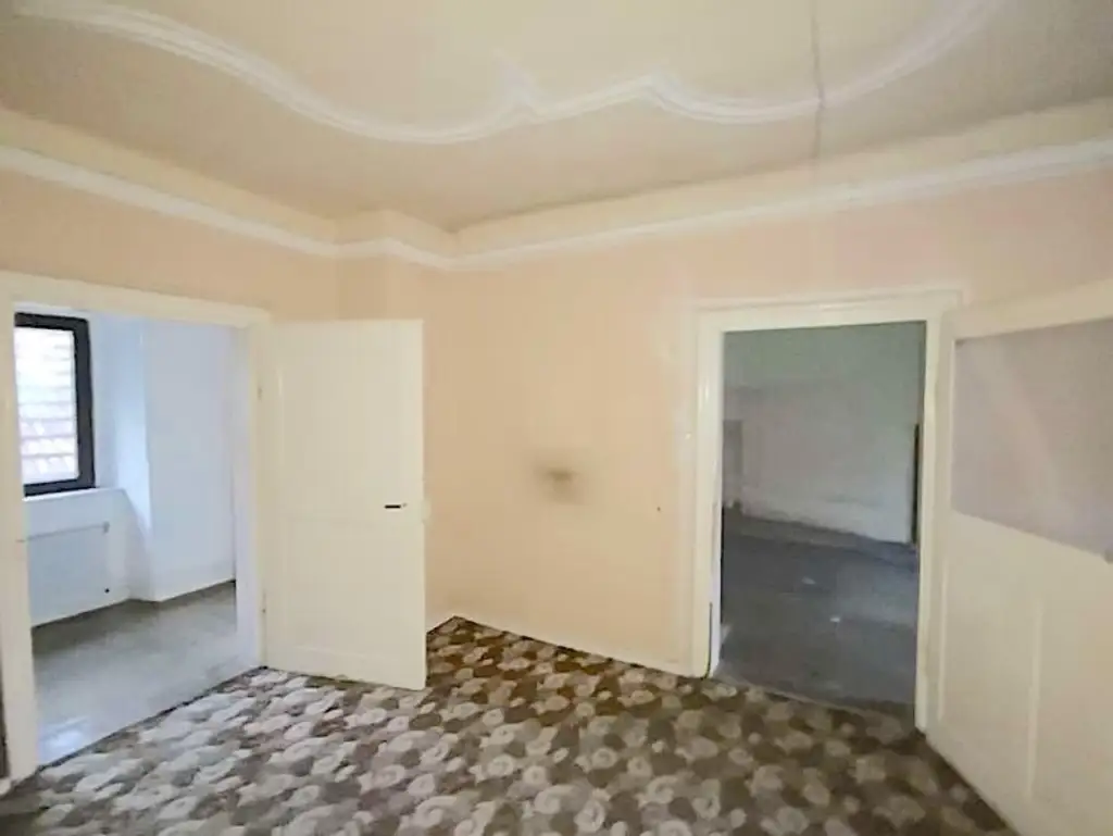 Kleine, historische Entwicklungsliegenschaft im Zentrum von Krems, mit Charme und Rohdachboden, bis auf eine Wohnung leer. wieder ein besonderes Objekt von allesgefunden.at...