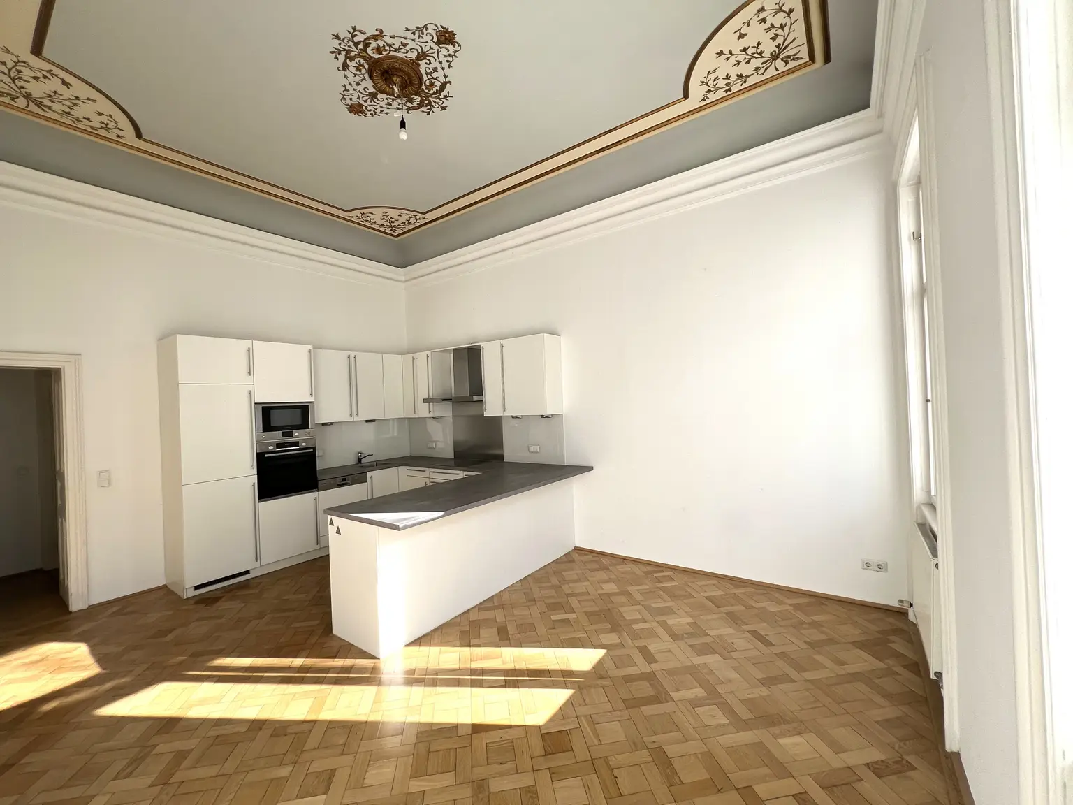 Prunkvolle 6-Zimmer Wohnung im repräsentativen Haus / Impressive 6-room-apartment in a representative building