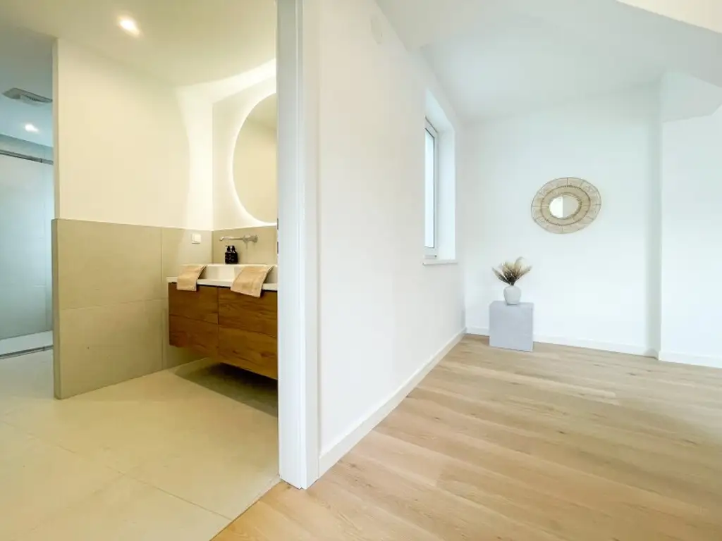 REVITALISIERTES ZINSHAUS: generalsanierte 3-Zimmerwohnung im klimatisiertem DG