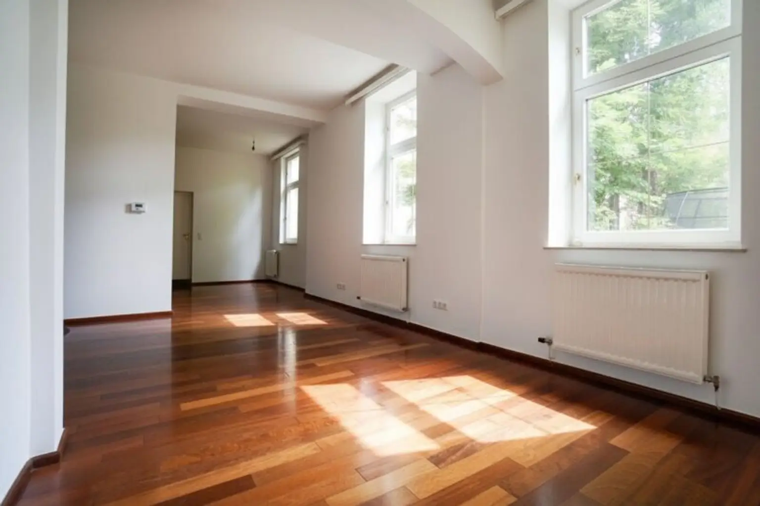 Wohnzimmer mit Fensterfront