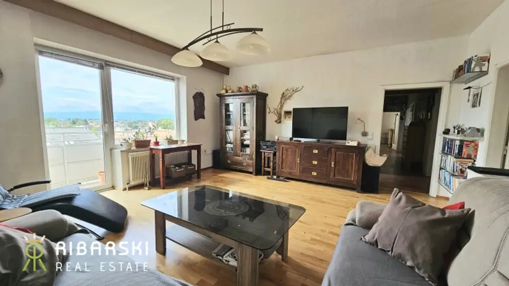 Fast wie ein Penthouse der 70er Jahre - großzügige Wohnung mit 4 Zimmern und drei Loggien - Garage inklusive