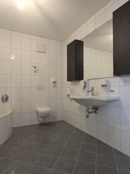 Fügen - großzügige 4 Zimmerwohnung im Dornröschenschlaf