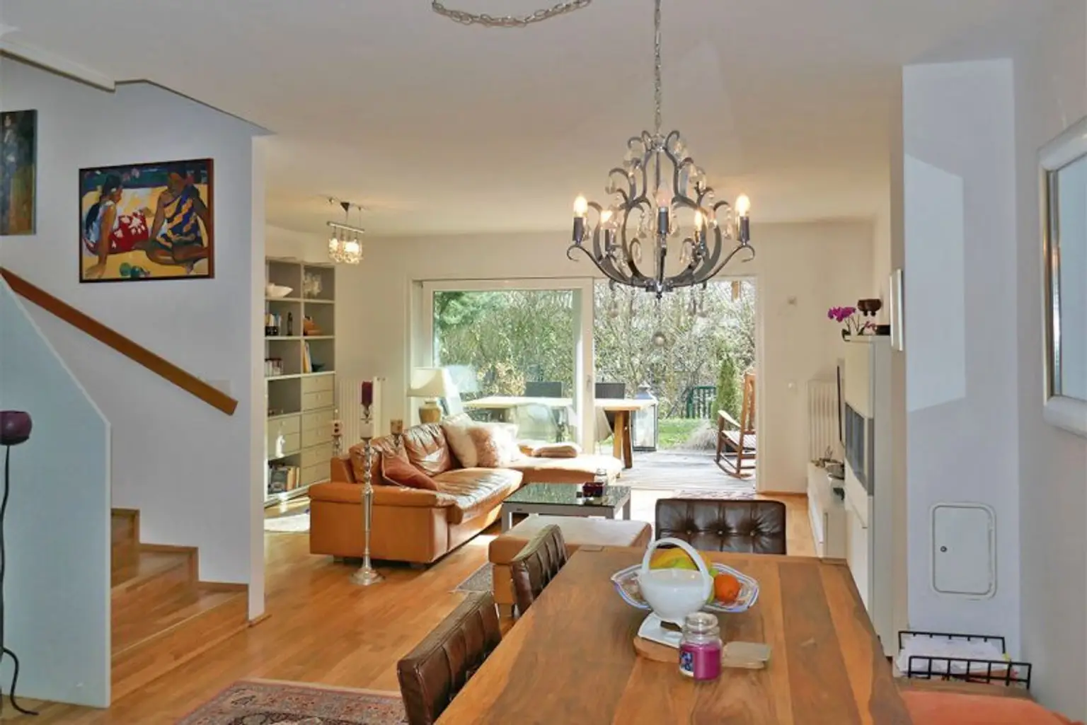 Wohnzimmer mit offener Küche und Ausgang auf die Gartenterrasse