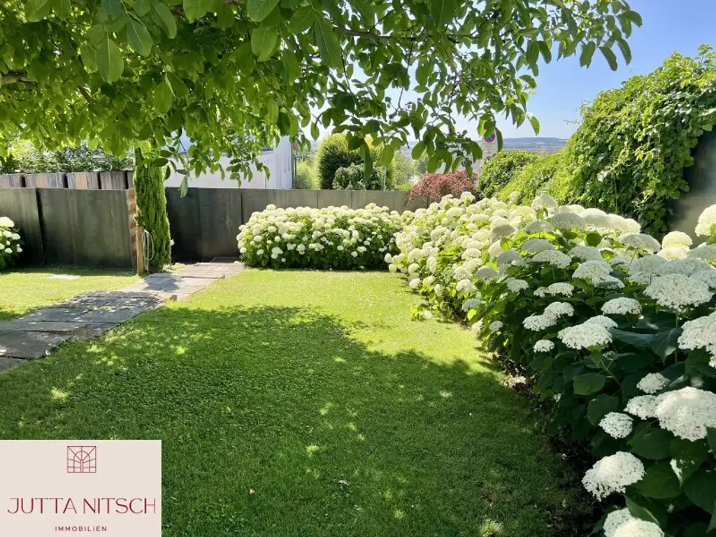 Exquisites Terrassenhaus in Eisenstadt, teilbares Grundstück – Ihr neues Zuhause mit Traumgarten, Naturpool und Weitblick!