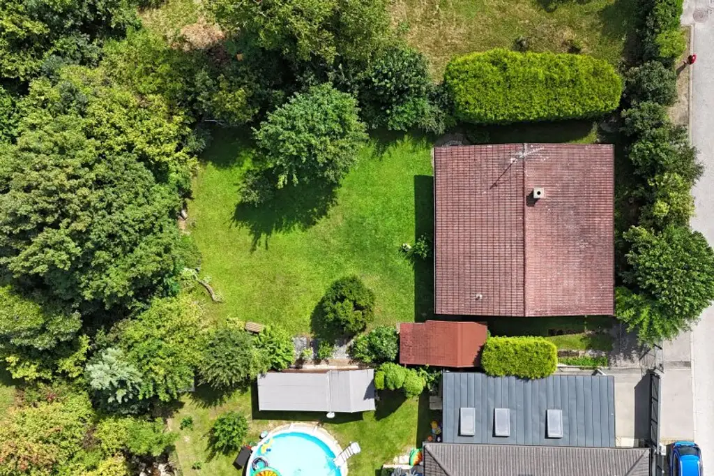 Ebenes Baugrundstück mit kleinem Holzhaus in ruhiger Lage im Ortskern