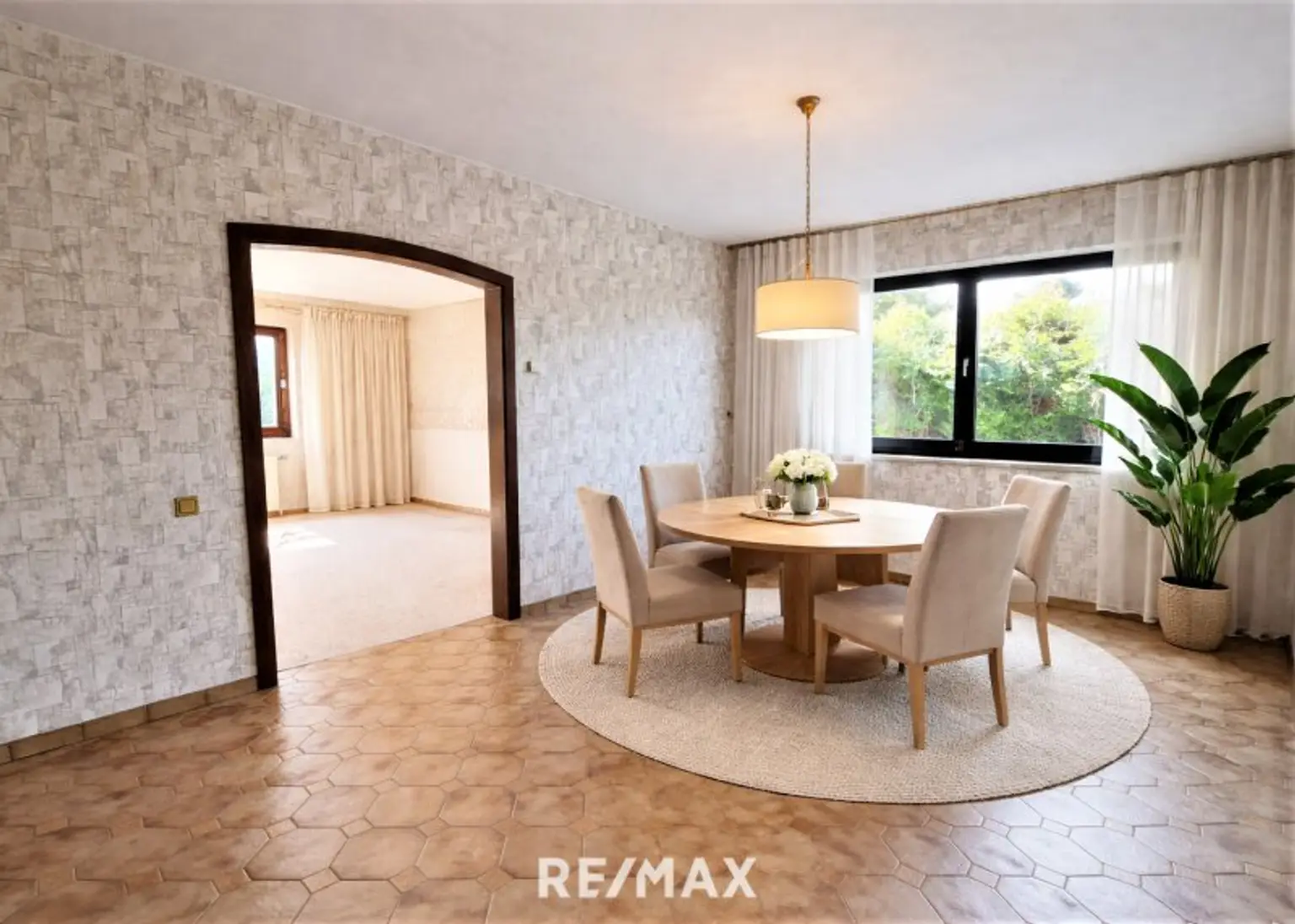 Esszimmer (virtuell eingerichtet)