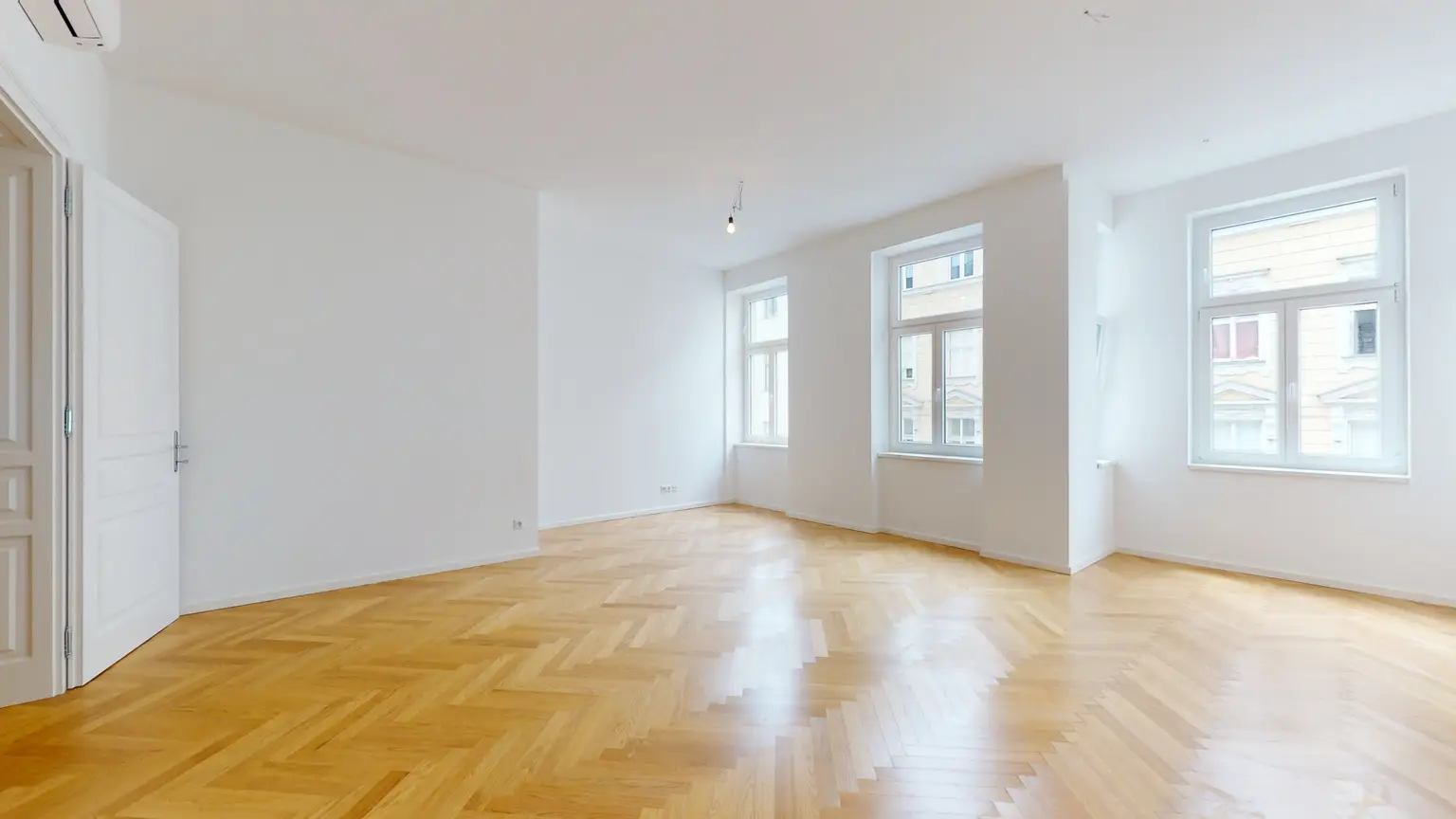 "Urban Oasis" - Charmante Altbaustil-Wohnung mit Balkon und Erker