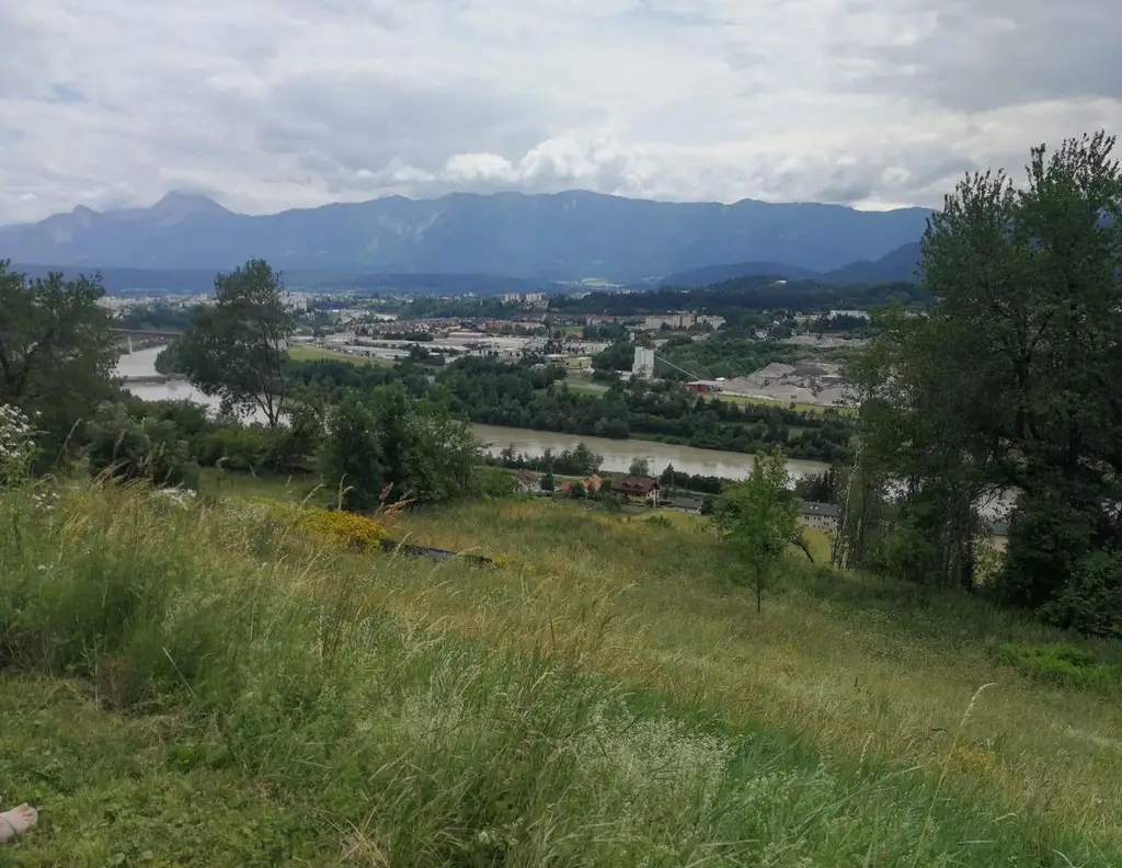 Baugrund mit Bergpanorama über Villach
