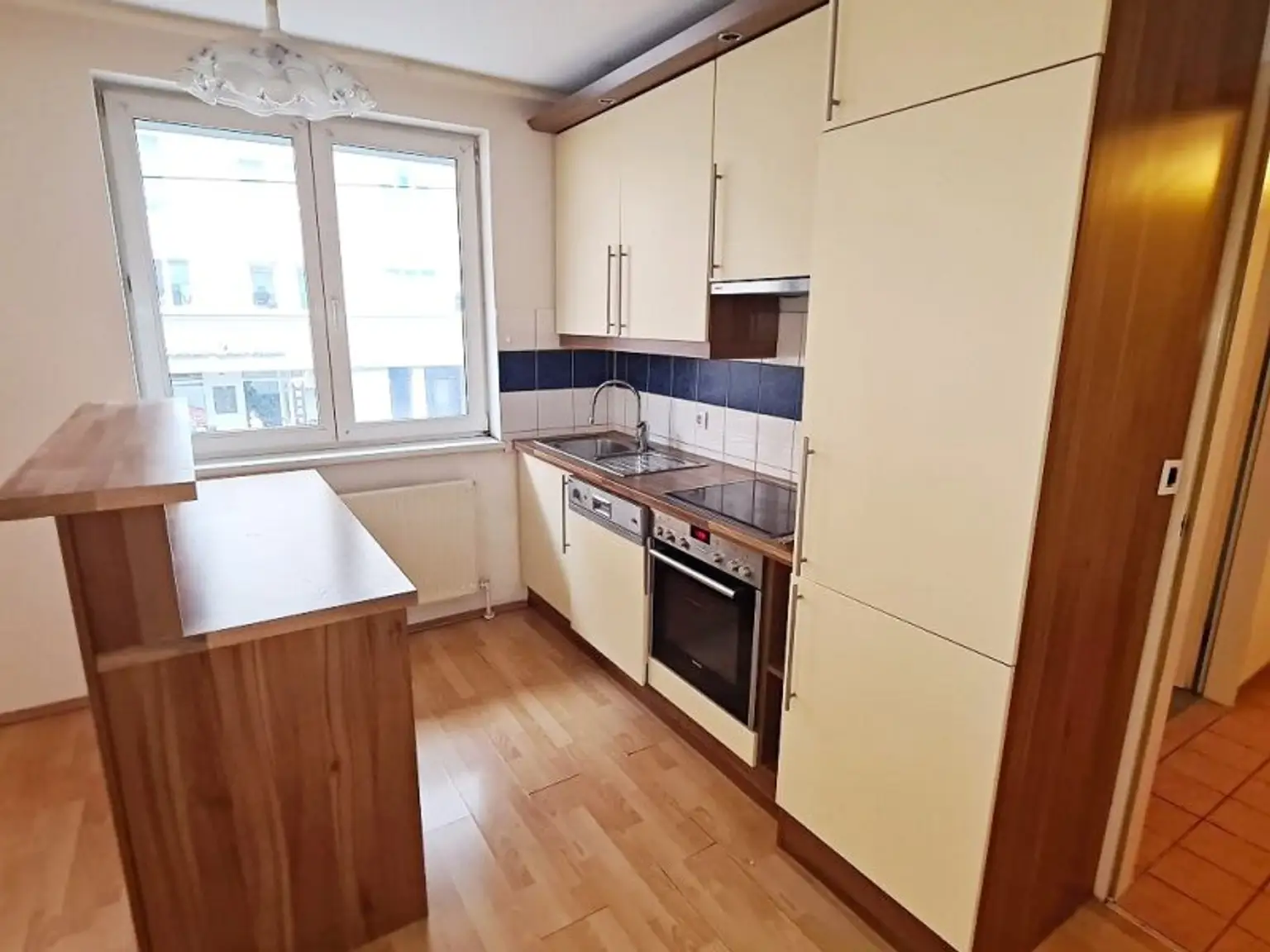 NEILREICHGASSE, sonnige 40 m2 Neubau, Einzelwohnraum, Komplettküche, Duschbad, Parketten, 1. Liftstock