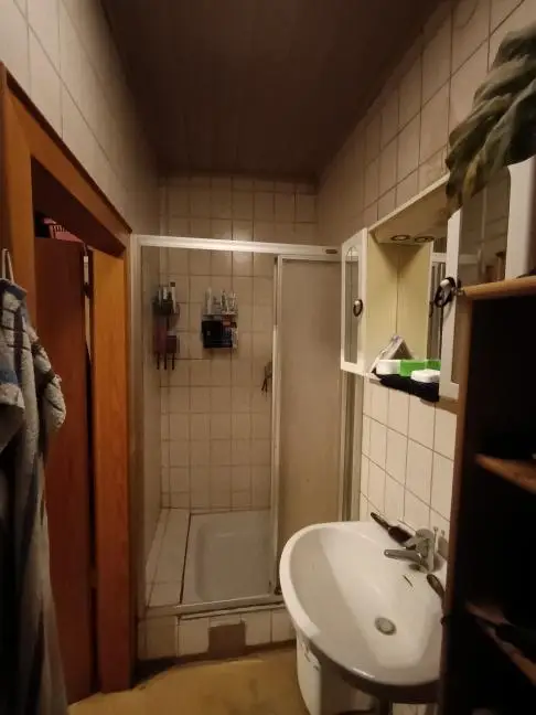 Vielseitiges Wohnhaus mit großzügigem Hof und Nebengebäuden