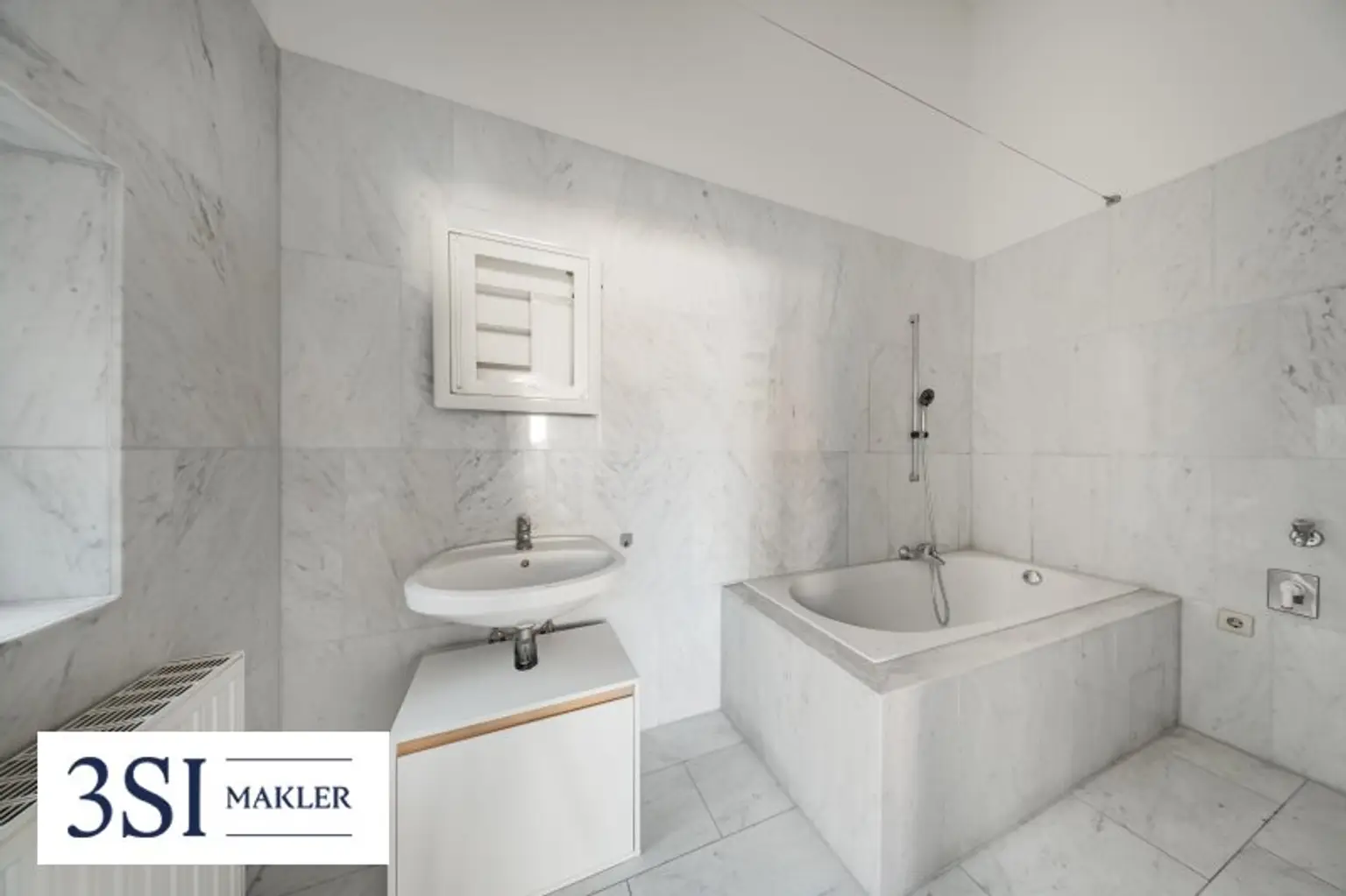 Klausgasse 46: Helle 1,5-Zimmer-Dachgeschoßwohnung mit hofseitiger Terrasse