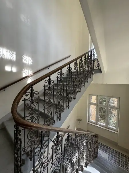 Leeres Zinshaus mit baubewilligtem Dachausbau im 2. Bezirk – Top Investment