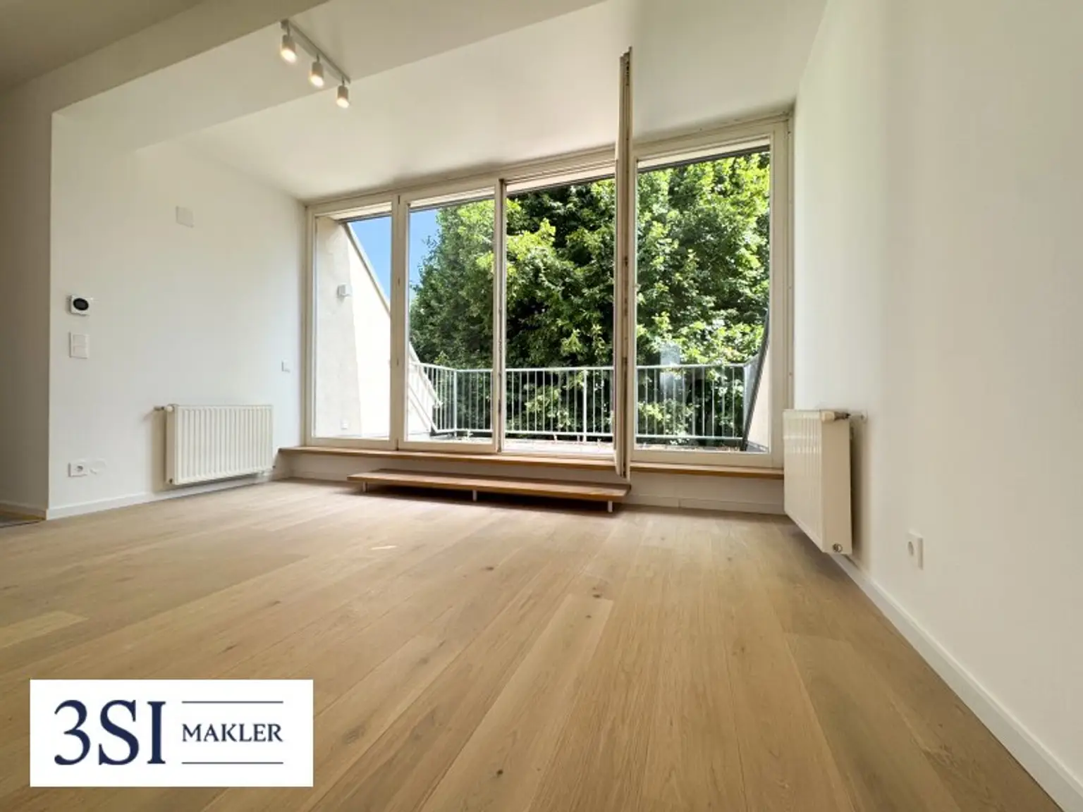 Top sanierte Dachgeschoßwohnung mit Terrasse und Grünblick – Nahe Kutschkermarkt