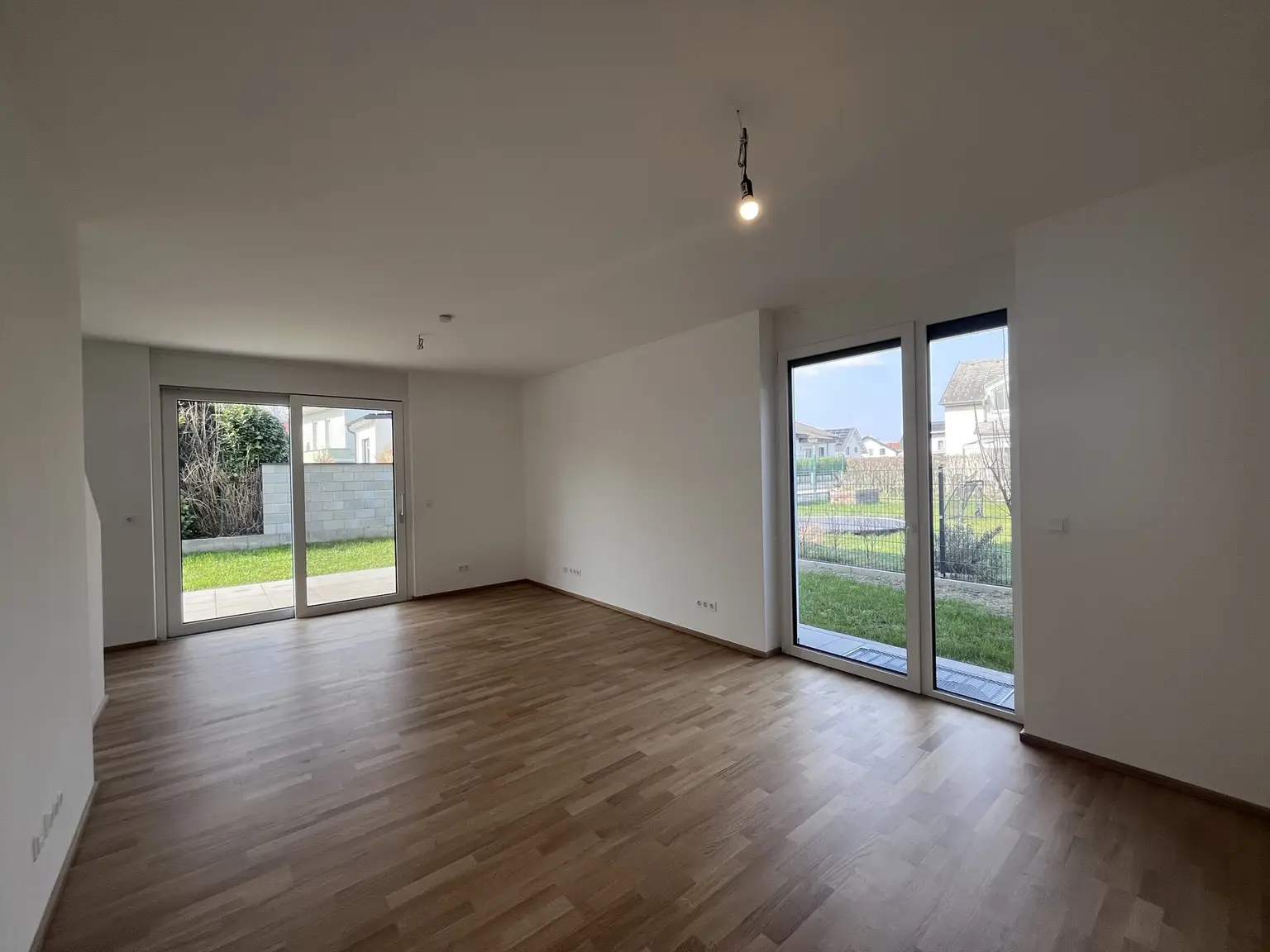 Erstbezug !! Traumhafte Doppelhaushälfte , Wohnkeller  mit Garten und 2 Stellplätzen!