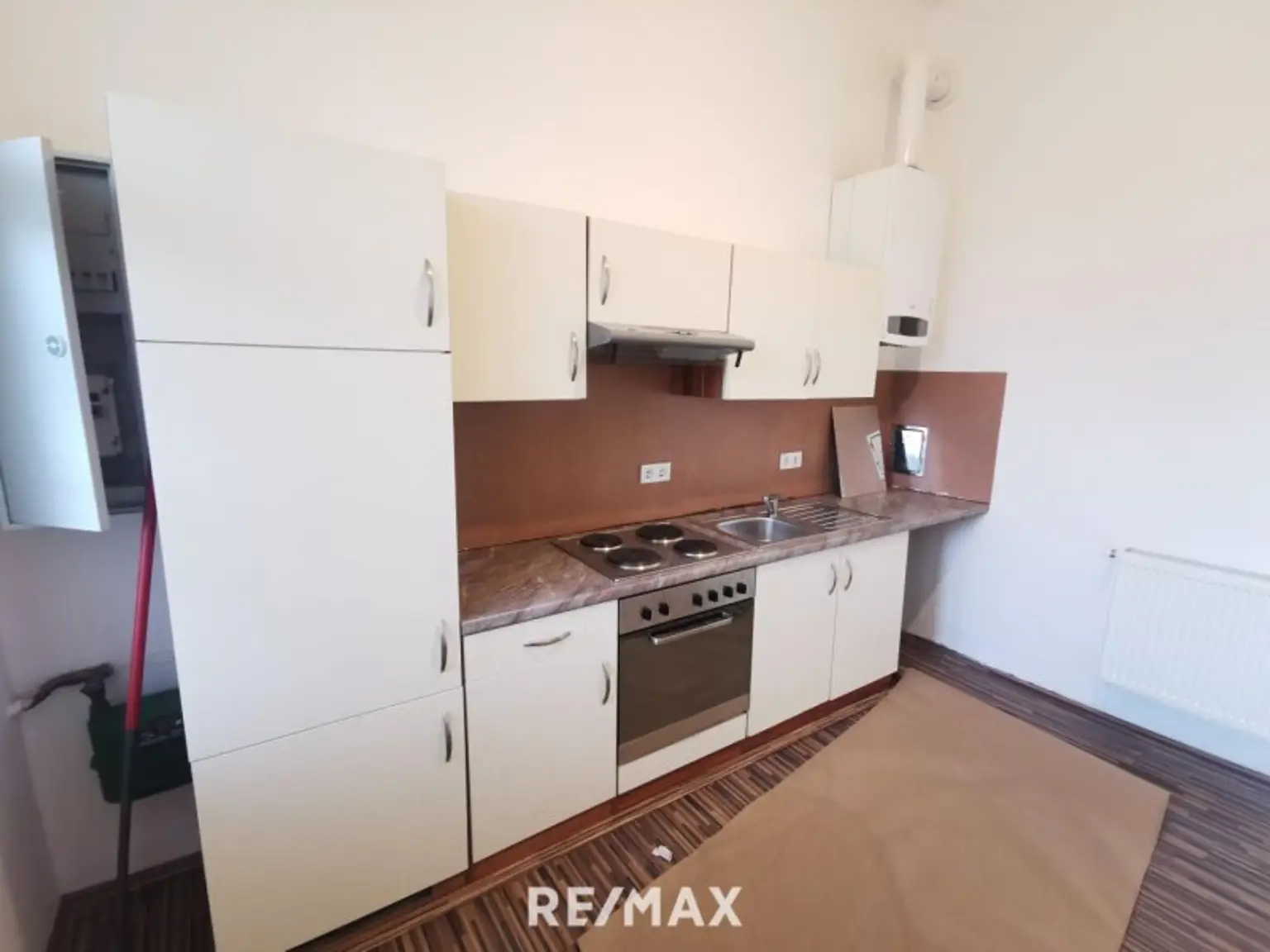 1 Zimmer Wohnungen, 2 Stück im gleichen Haus, zum sanieren. Im 1. Stock mit Aufzug.