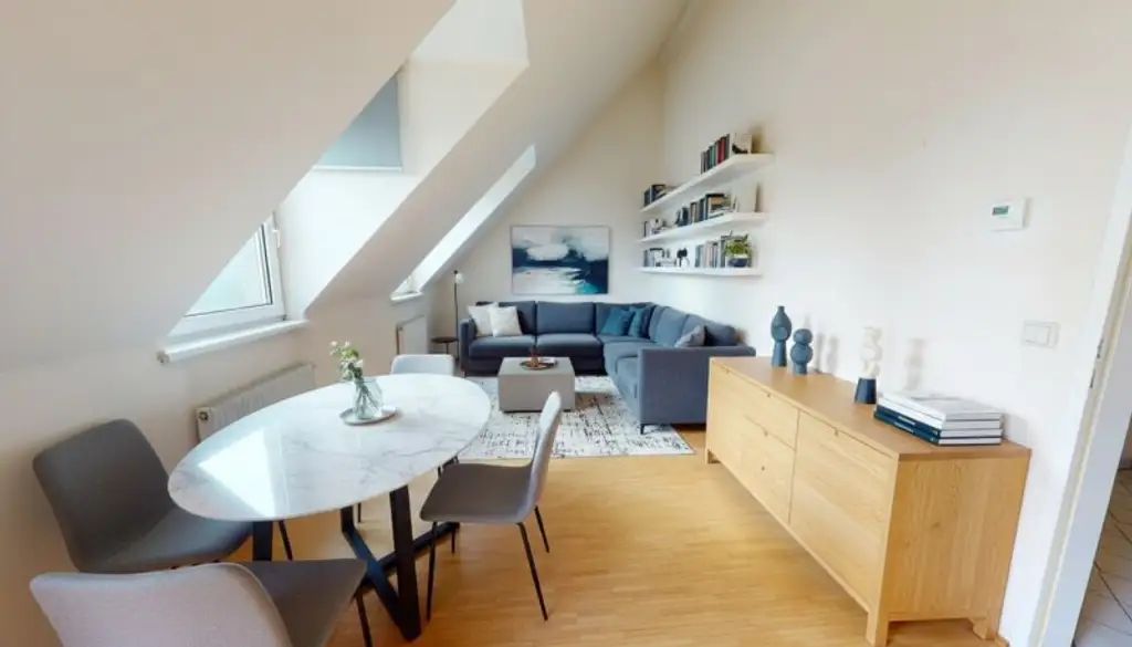 Helle DG-Wohnung mit Balkon | Garagenplatz optional
