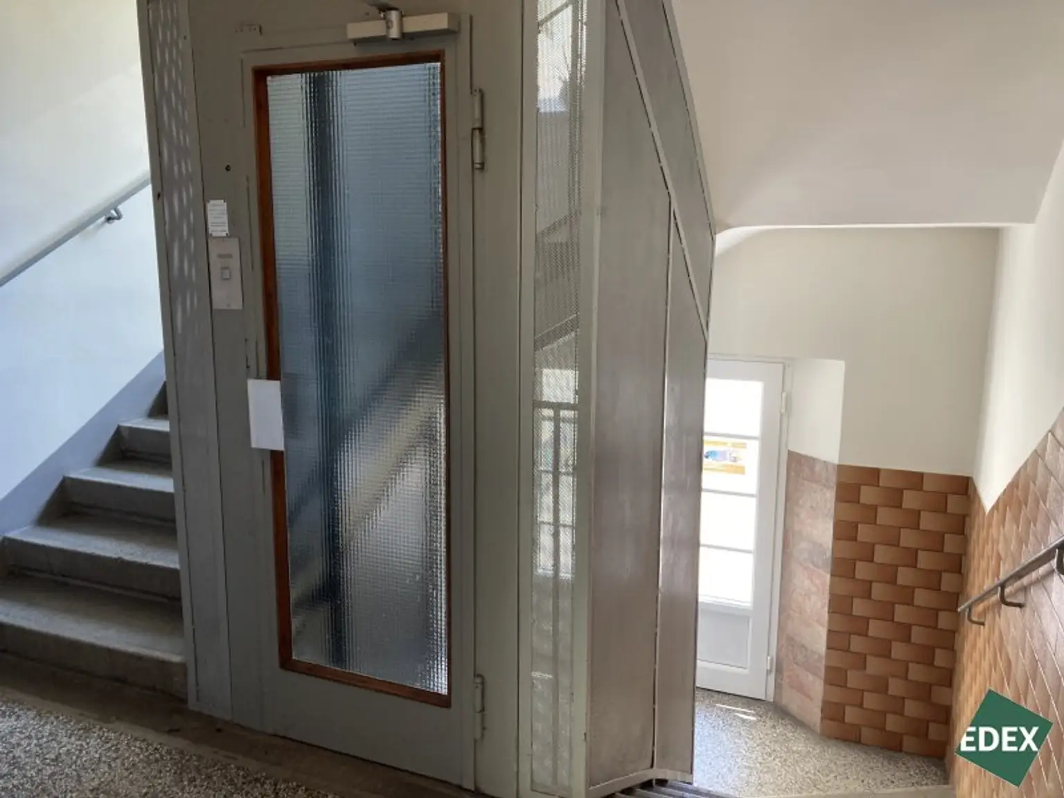 Direkt am Schweizergarten: Schöne 2-Zimmer-Wohnung mit separater Küche