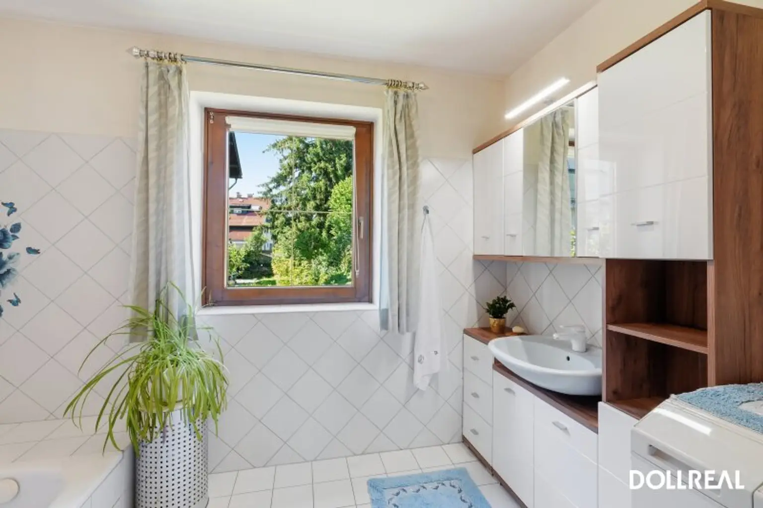 EG-Bad mit Fenster, Badewanne & Waschmaschinenanschluss.