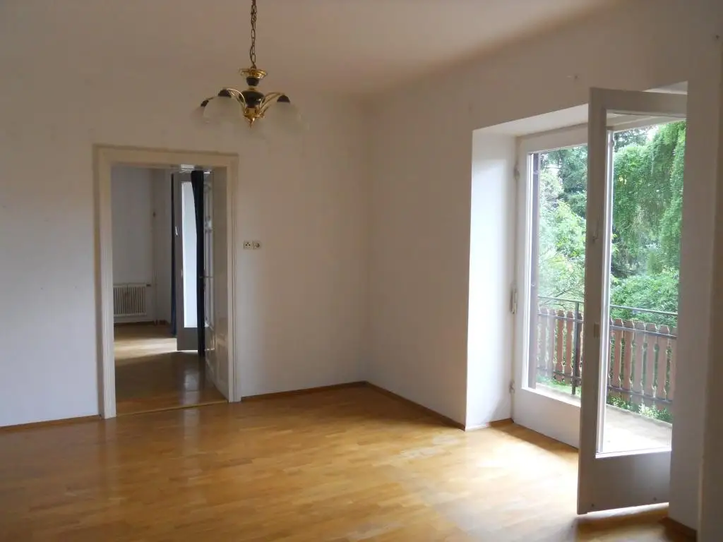 Doppelhaushälfte in herrschaftlichem Haus!