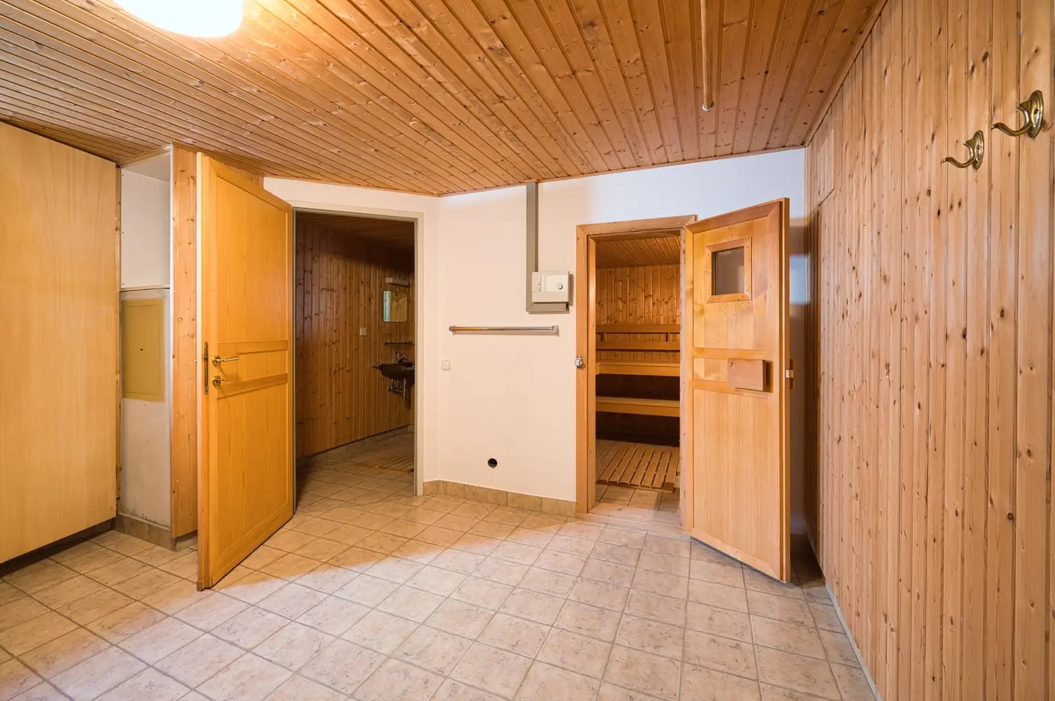 Exklusivität und Privatsphäre pur auf 2.610 m2 Grundfläche! Von der Terrasse in den Schwimmteich.