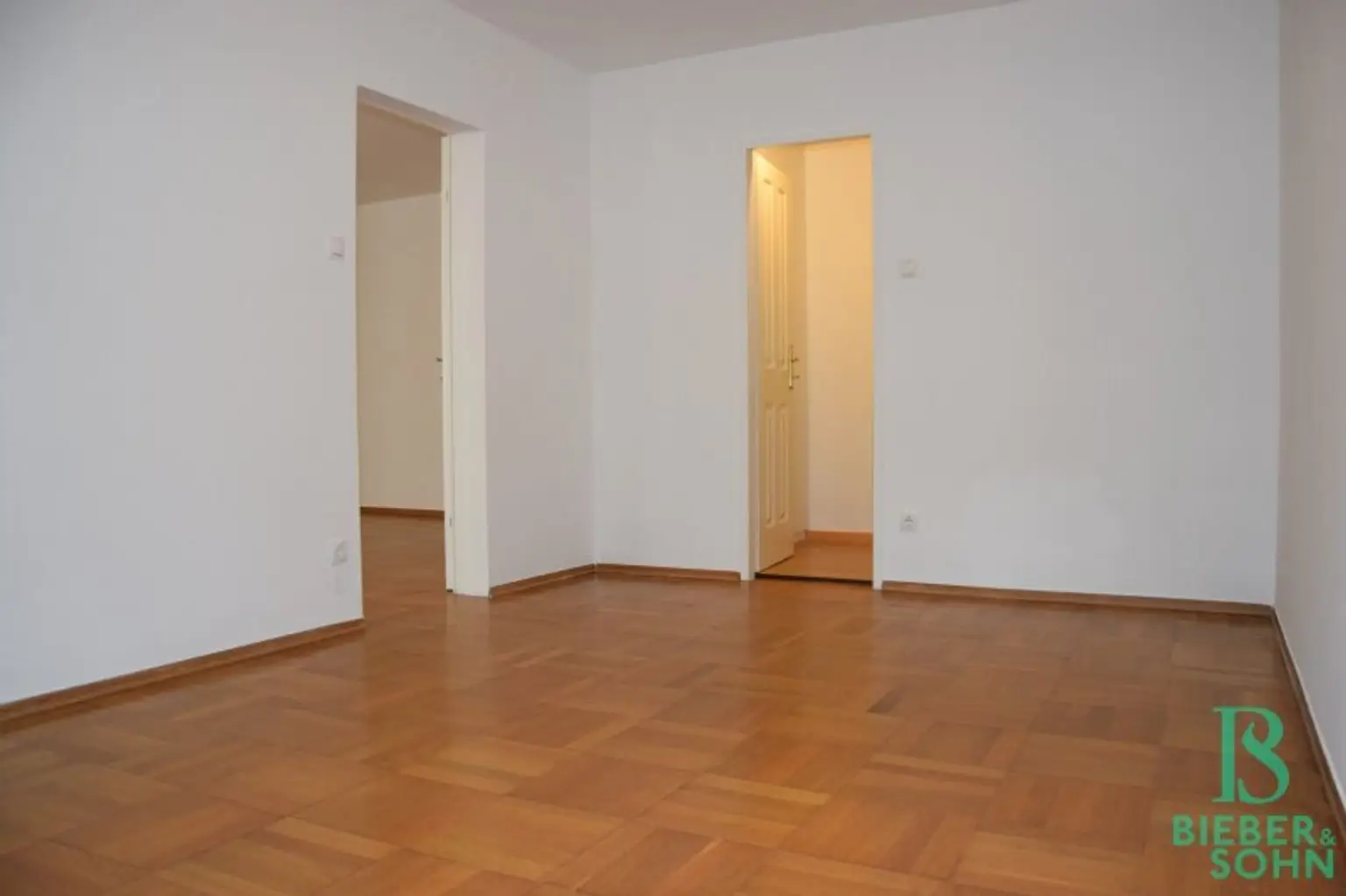 Zimmer 1/Blick Garderobe